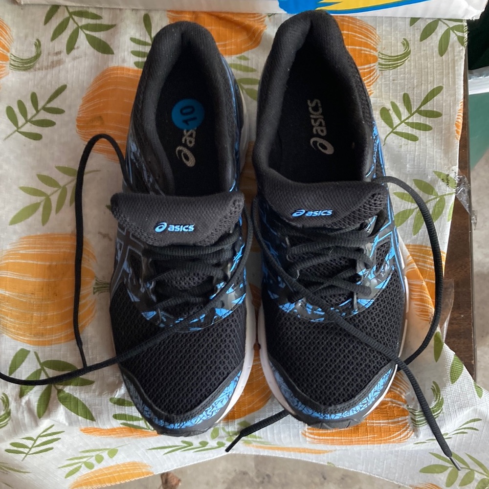 I am selling a size 10 athletic shoes